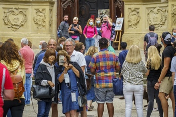 Turistas en Donostia, durante el verano de 2021, sacándose un selfie.