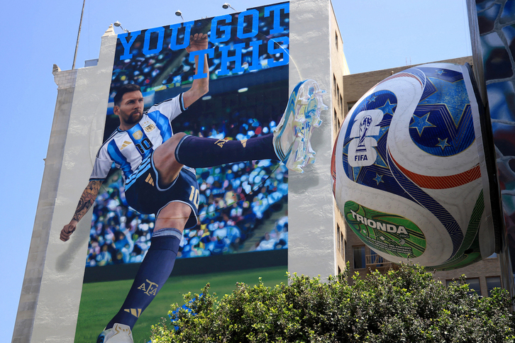 Mural del astro argentino Leo Messi en un edificio de Los Ángeles, en California (EEUU).