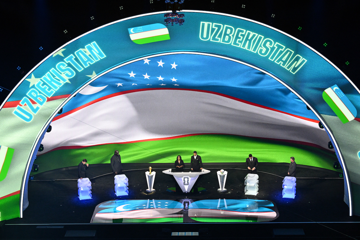 Momento en el que ‘ondearon’ la bandera de Uzbekistán en el sorteo del Mundial celebrado el pasado mes de diciembre. (Roberto SCHMIDT/AFP)