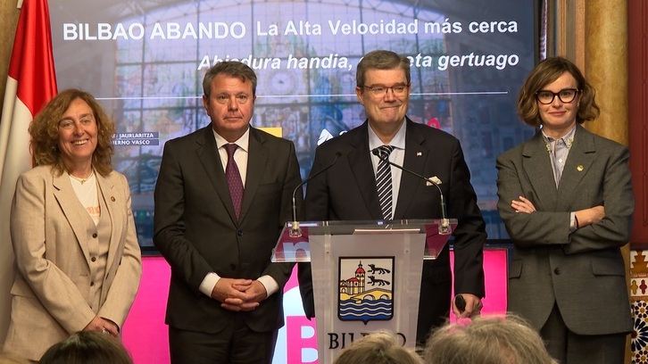 La consejera de Lakua García Chueca y el secretario de Estado Santano, ambos del PSE, con el alcalde Aburto y la diputada general Etxanobe, del PNV, en un acto de impulso al TAV.