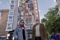 Werckmeisterrek eta Hernandez Landazabal, eguneratutako muralaren aurrean.