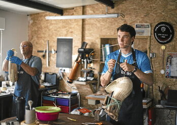 Guillen Oyhenard (à droite) produit entre quatre et cinq chisteras par semaine.