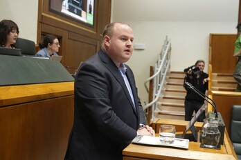 El parlamentario del PNV Ander Añibarro ha defendido con vehemencia la reforma con críticas a PP y EH Bildu.