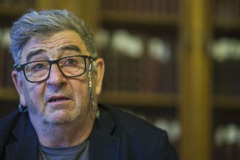 Jon Alonso idazlea eta itzultzailea, gaurko aurkezpenean.