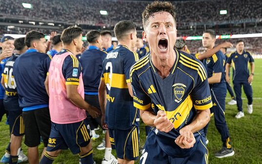 Euforia de Ander Herrera en uno de sus pocos buenos días con Boca Juniors.
