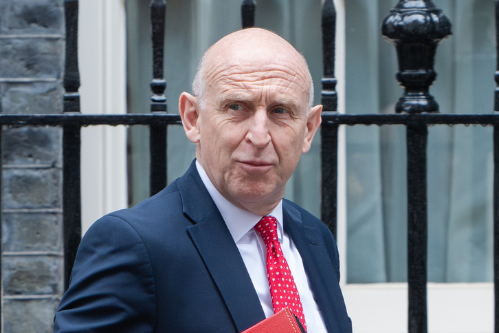 John Healey abandonado Downing Street.