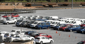 Coches aparcados en el puerto de Pasaia a la espera de ser embarcados.