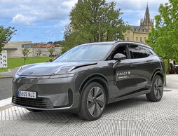 Diseño y equipamiento están orientados a dar sensación de coche premium.