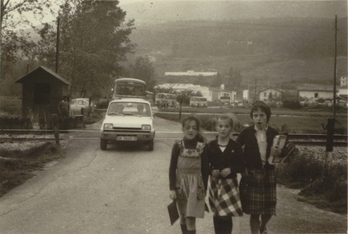 Alumnas cruzando la vía del tren en el camino a la escuela en 1976.