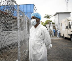 Osasun-profesional bat, Goma hiriko (Kongoko Errepublika Demokratikoa) ebola kasu susmagarriak eta kontaktu estuak behatzeko eta isolatzeko zentro batean, 2026ko maiatzaren 19an.
