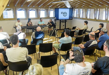 Jende asko gerturatu zen Getariako Zarautz jauregian egindako mahai-ingurua jarraitzera.