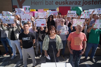 Representantes de las 115 ikastolas han estado presentes en la comparecencia.