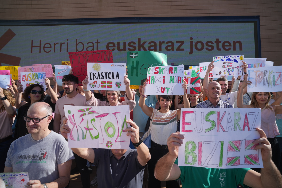 Representantes de las 115 ikastolas han estado presentes (Jon URBE | FOKU)
