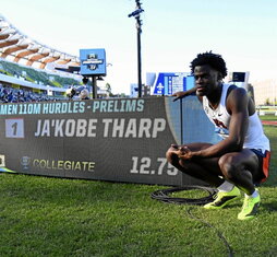 Tharp posa junto a su plusmarca.