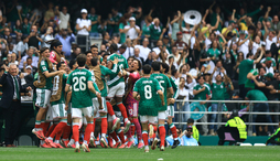 Quiñones celebra con el banquillo de México el primer gol del Mundial.