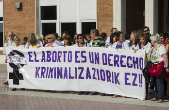 Gurutzetako hospitalaren aurrean abortatzeko eskubidearen aldeko kontzentrazio baten artxiboko irudia.