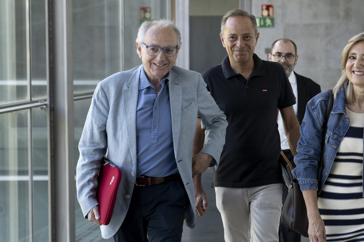 El expresidente Sanz, llegando a la comisión parlamentaria.