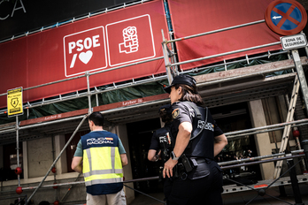  Agentes de la Policía española en la sede del PSOE en la calle Ferraz de Madrid, el pasado 27 de mayo.
