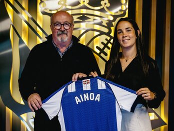 Ainoa Campo con el consejero de la Real Álex Uranga.