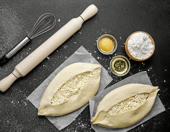 El khachapuri es una masa que se hornea a modo de pizza rellena, cuyos ingredientes pueden ir desde el queso hasta el pisto.