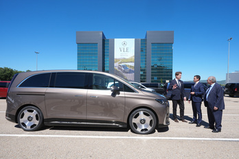 El CEO de Mercedes-Benz, Ola Källenius; el lehendakari, Imanol Pradales y el ministro de Industria y Turismo español, Jordi Hereu junto al nuevo modelo VLE.