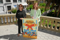 Paula Estevez ilustratzailea eta Ana Lopez zinegotzia, kartelaren aurkezpenean.