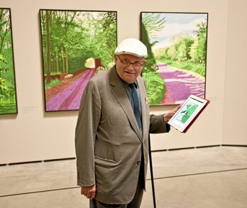 Hockney, ipad en mano, en Guggenheim, en 2012.