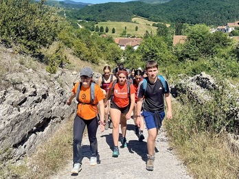 Gogotsu gazte euskaldunak aldapan gora, Iruñera bidean.