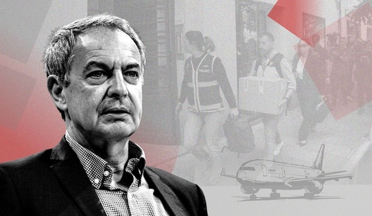 Zapatero, sobre la imagen del registro de la UDEF y un avión de Plus Ultra.