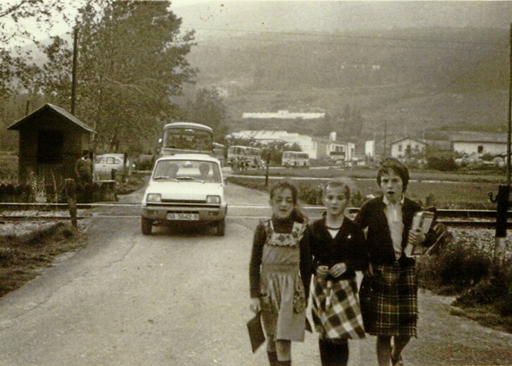 Alumnas cruzando la vía del tren en el camino a la escuela en 1976. Grupo de alumnas y alumnos de 3º de EGB en 1977.