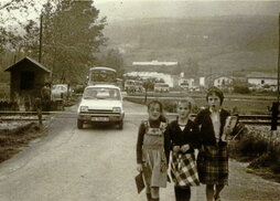 Alumnas cruzando la vía del tren en el camino a la escuela en 1976. Grupo de alumnas y alumnos de 3º de EGB en 1977.