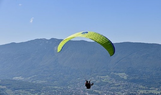 Imagen de archivo de un vuelo en parapente.