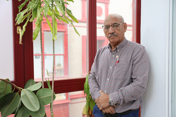 Mohamed Sidiahmed, secretario general de la Media Luna Roja Saharaui, en Bilbo antes de participar en las jornadas de Mundubat.