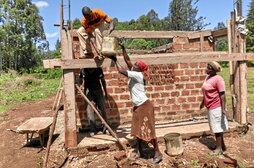 La propia comunidad está construyendo la infraestructura. Abajo, el proyecto.