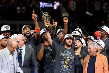 Jalen Brunson levanta el trofeo, doble en su caso: anillo y MVP de la final.