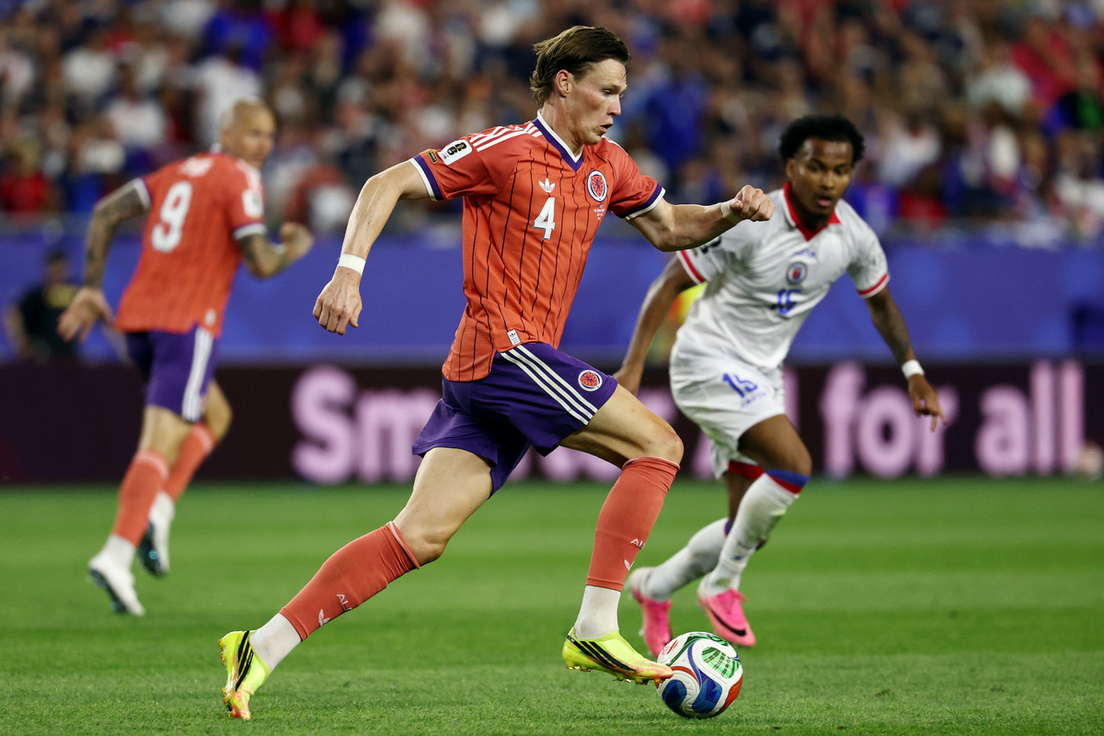McTominay conduce el balón en el partido entre Haití y Escocia.