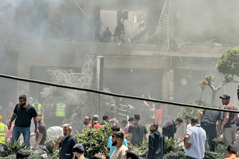 Consecuencias de uno de los bombardeos israelíes sobre Beirut en este domingo.