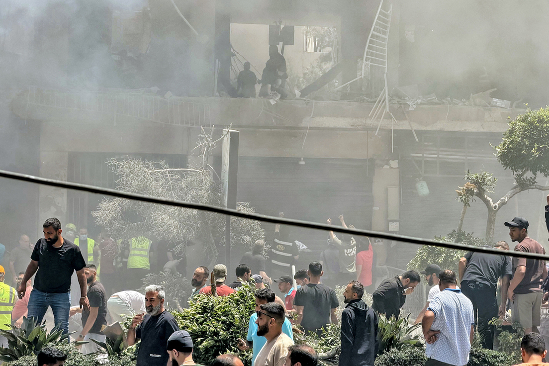 Consecuencias de uno de los bombardeos israelíes sobre Beirut en este domingo.