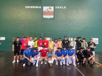 Foto de familia de los pelotaris de Amurrio y Legutio.
