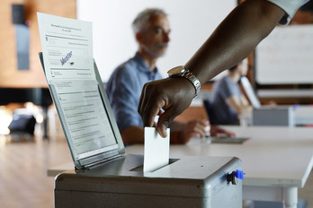 El plan para impedir la inmigración ha chocado con las urnas. En la imagen, ciudadanos votando en Berna este domingo.