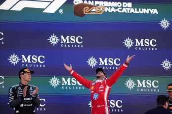 Hamilton alza al aire el trofeo de ganador en el GP de Catalunya.