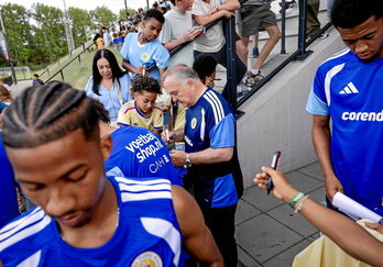 El seleccionador de Curazao, el neerlandés Dick Advocaat, firma autógrafos en un entrenamiento antes del Mundial.