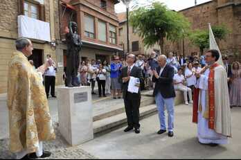 Inuguración de la escultura a Juan de Palafox, con Fernández Díaz como protagonista.