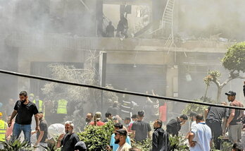 Libaneses buscan supervivientes en uno de los edificios atacados en el sur de Beirut.