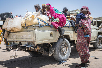 Refugiados sudaneses huyendo de la guerra.