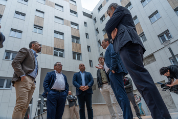 El consejero de Vivienda, a la izquierda, en Donostia.