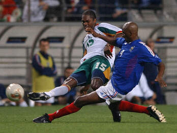 Salif Dialo y Patrick Vieira durante el partido del Mundial de 2002 en Seúl.
