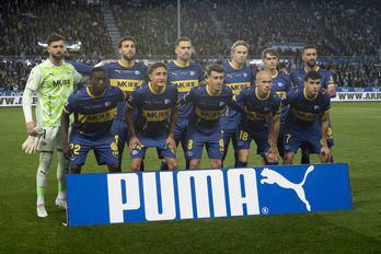 Con cinta en el pelo y ubicado detrás de Guridi, Ville Koski posa con el once inicial del Alavés en el duelo contra el Barça.