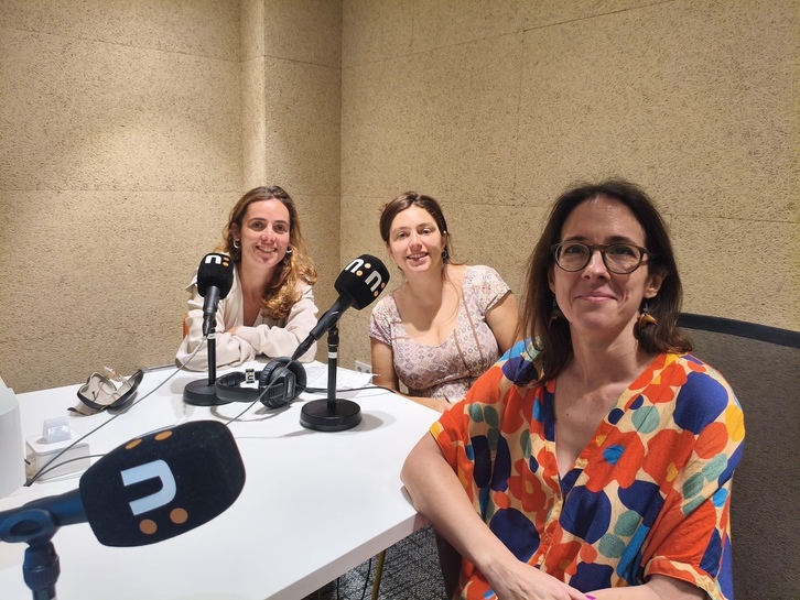 Lizar Begoña, Maddalen Markaida eta Estibaliz Castillero gaur Naiz Irratiko Bilboko estudioan.