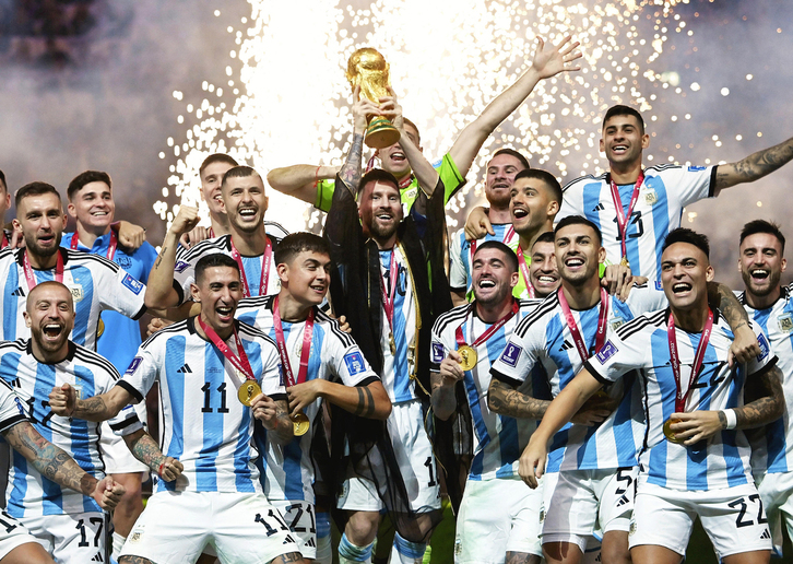 Los jugadores argentinos, con Messi al frente, celebran el título mundial conquistado en Qatar.